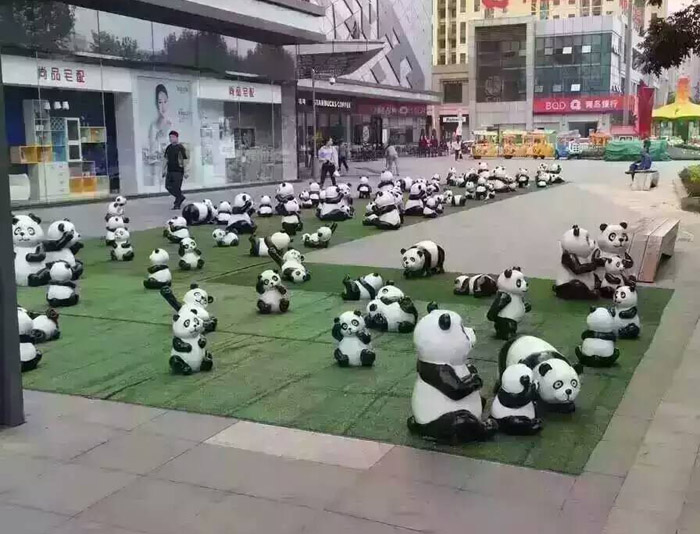 卡通(tōng)動漫雕塑：大(dà)熊貓